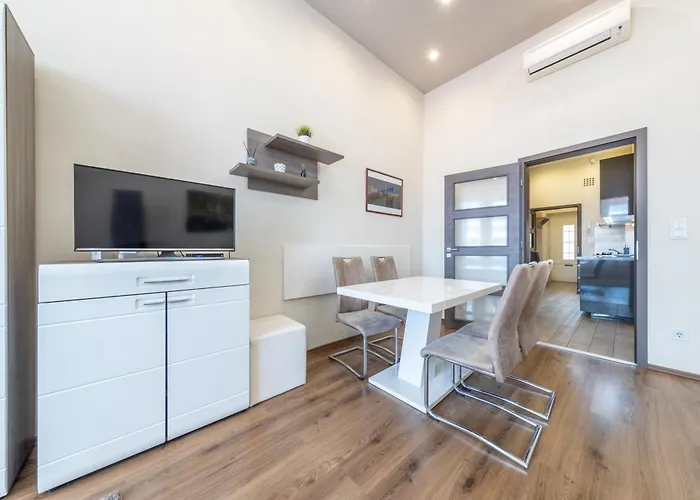 Eagle-Eye Downtown Apartments By Souperapartments